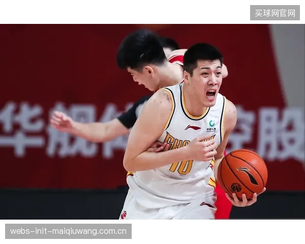 尼斯后卫奥蓬以超高对抗成功率和比赛负荷,构筑了球队的防守屏障。 尼斯后卫奥蓬以超高对抗成功率和比赛负荷,构筑了球队的防守屏障。